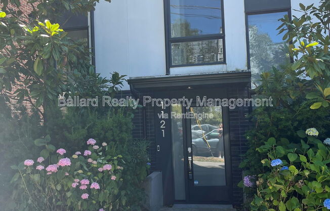 1121 E HOWELL ST