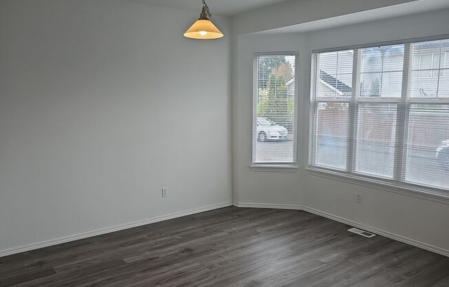 Renton highlands 2 story home for rent, 3 bedroom 2.5 bath, Avail June 10th 2025!