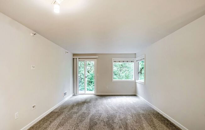 Lovely and Spacious 2 BR/2 Full BA Issaquah Condo. Great Location !