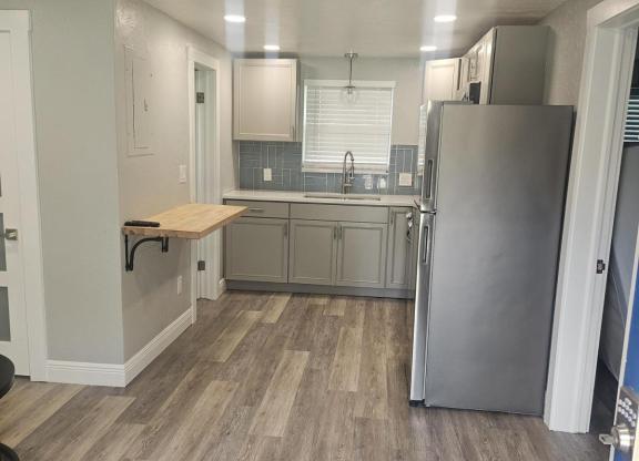 1 bed, 1 bath, 700 sqft, $1,300