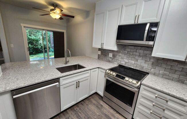REMODELED Ground Floor Condo - Close to Woodinville & Kirkland