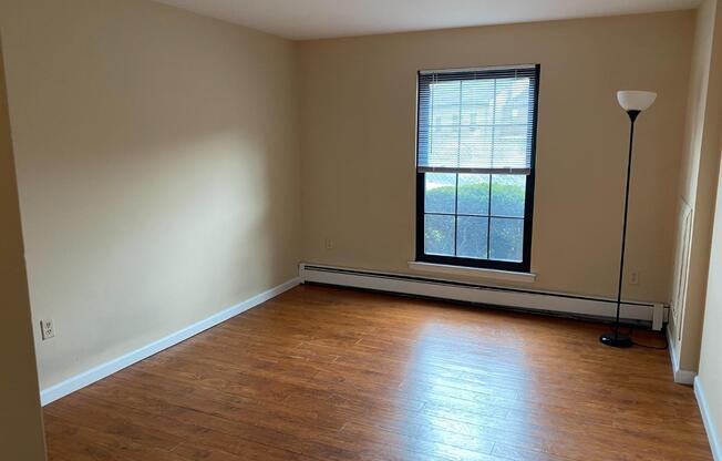323 GILL LN