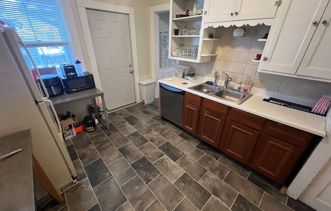 6 Br Single Family Home Available on June 1st!