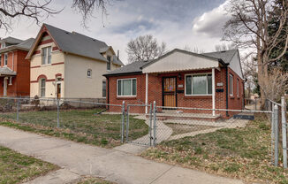 2 Bedroom, 1 Bathroom Duplex in Denver! !