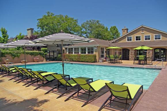 Affordable 1BR/1BA in LAKESIDE! Pool|Club House|Fitness Room! WSG Paid by Owner!