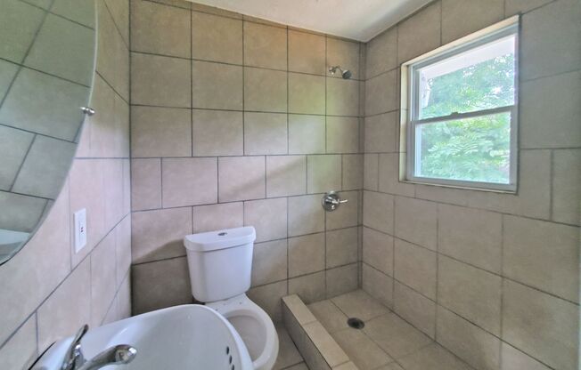 1 bed, 1 bath, $1,000, Unit 101 Sunset #5