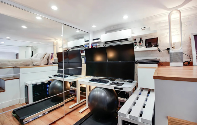 219 W 14 ST