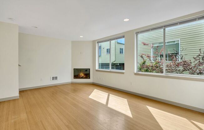 Cheery & Bright Columbia City Townhome