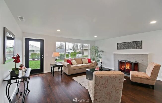 South Beacon Hill - Updated 3 Bedroom / 2 Bath Duplex for rent **Wi-fi Included!**