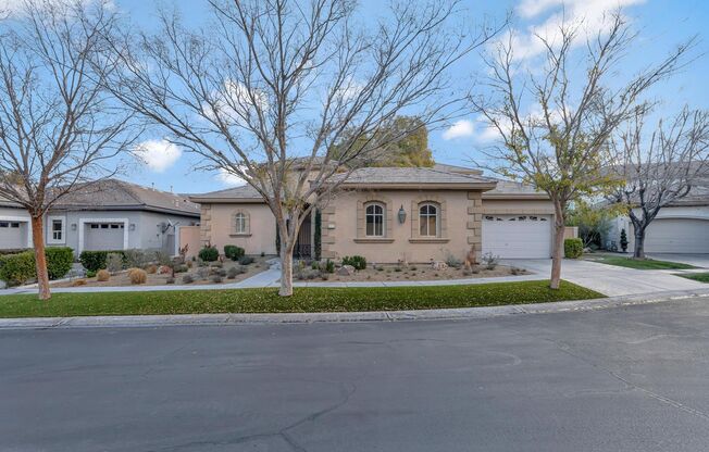Queensridge Beauty - 5 bedroom on a 1/4+ acre lot