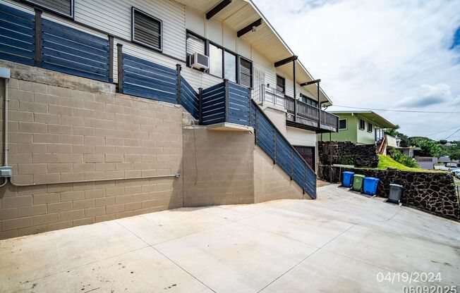 MOANALUA GARDENS 3BR/2BA/1 Assigned parking, plenty of street parking.