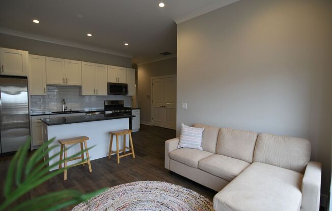 2 beds, 2 baths, 950 sqft, $3,550, Unit 927-201