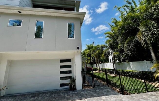 UPSCALE IMMACULATE GATED COLLEGE PARK 3x3.5(EACH BEDROOM HAS PRIVATE BATH)-THIS 3 STORY TOWNHOUSE IS A MUST SEE! LAWN CARE INCLUDED AS WELL AS WASHER & DRYER!