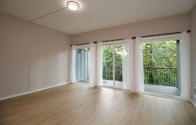 Fully Remodeled 3 Bedroom/2.5 Bathroom Lake Oswego Condo