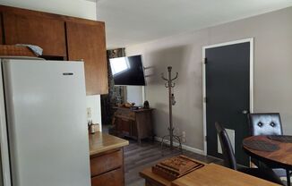 2 beds, 1 bath, $2,200