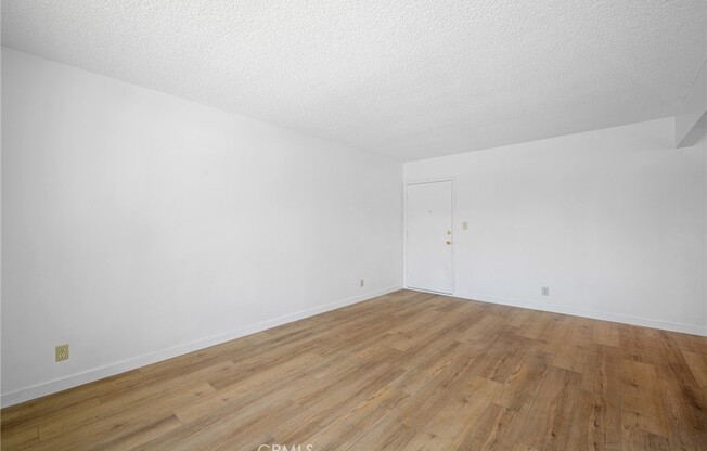 2 beds, 1 bath, 800 sqft, $1,900, Unit 7