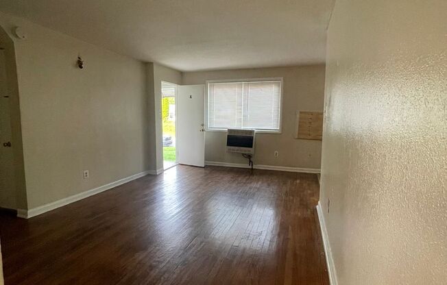 2 beds, 1 bath, $1,095, Unit Unit 1339A