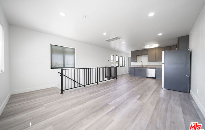4110 1/2 S NORMANDIE AVE