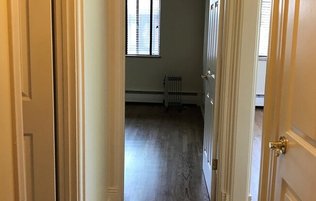 Bright And Updated 1 BD/1BTH Condo in Capitol Hill!! Water, Sewer, Trash, Gas Included!!