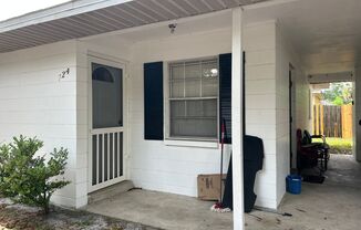 Quaint 2/1 with Covered Porch Near UF HALF OFF RENT!!